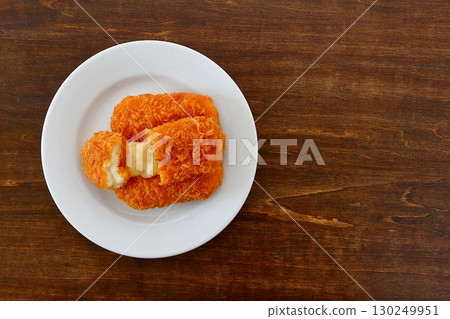 從上方看的桌子背景上的蟹肉奶油炸丸子 130249951