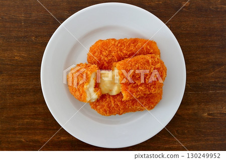 從上方看的桌子背景上的蟹肉奶油炸丸子 130249952