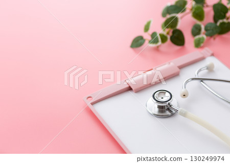 粉紅色活頁夾和聽診器 130249974