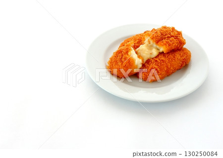 白色背景下的蟹肉奶油炸丸子 130250084