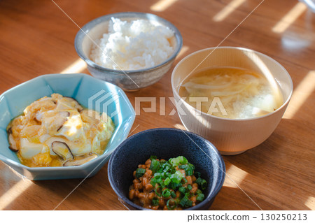 日本早餐，包括米飯、味噌湯、雞蛋和納豆 130250213