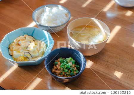 日本早餐,包括米飯、味噌湯、雞蛋和納豆 日本早餐,包括米飯、味噌湯、雞蛋和納豆 130250215