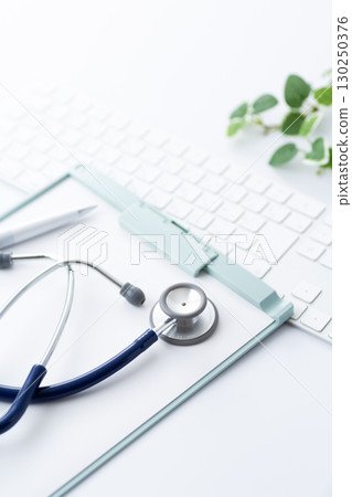 藍色活頁夾和聽診器 藍色活頁夾和聽診器 130250376