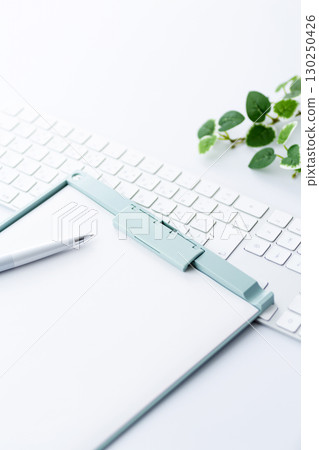 藍色活頁夾和筆記型電腦 藍色活頁夾和筆記型電腦 130250426