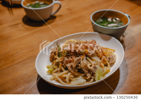 晚餐是豬肉蔬菜炒麵和湯 130250430