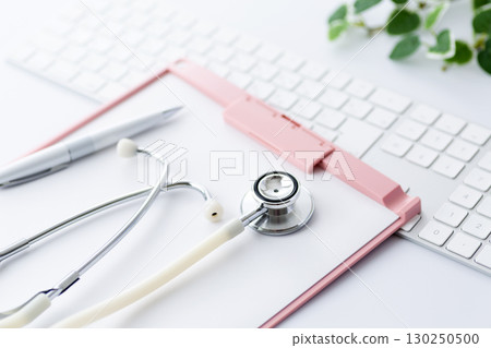 粉紅色活頁夾和聽診器 130250500