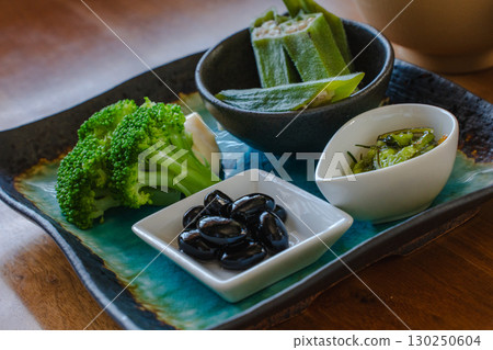 日式早餐：米飯、味噌湯、蔬菜配菜 130250604