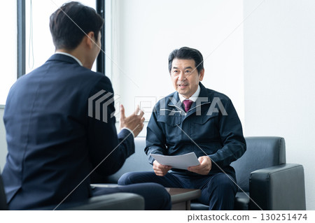 接受銷售的資深商人 130251474