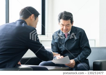 接受銷售的資深商人 130251477