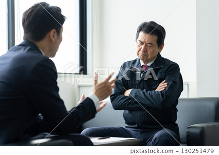 接受銷售的資深商人 130251479