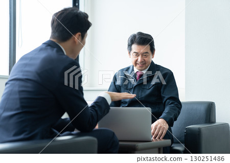 接受銷售的資深商人 130251486