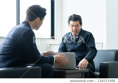 接受銷售的資深商人 130251488