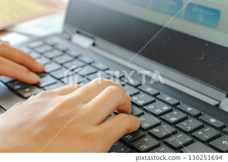 孩子在筆記型電腦上打字的手的特寫 孩子在筆記型電腦上打字的手的特寫 130251694
