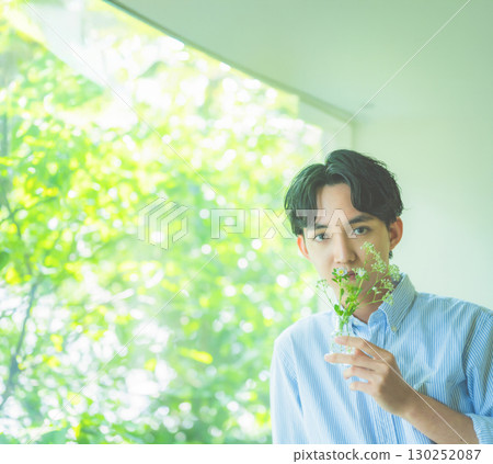 窗邊的男性肖像 130252087