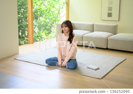 放鬆在客廳的婦女 130252095