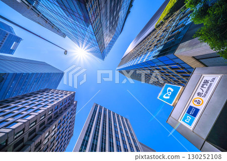 八月的東京城市景觀。虎之門之丘站塔（虎之門之丘站）和虎之門站的景色。 （8月15日） 130252108