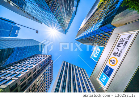 八月的東京城市景觀。虎之門之丘站塔(虎之門之丘站)和虎之門站的景色。 (8月15日) 八月的東京城市景觀。虎之門之丘站塔(虎之門之丘站)和虎之門站的景色。 (8月15日) 130252112