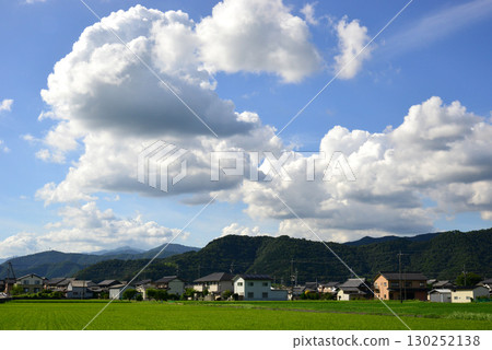 積雨雲遍佈天空和鄉村地區 130252138