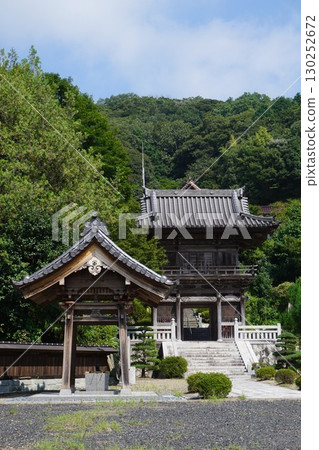 Genjuji Temple, a temple of the Soto sect in Misaki Town, Okayama Prefecture: Chozuya and Sanmon 130252672