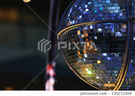 鏡球反射著金銀光芒,背景靈感來自夜總會派對活動 鏡球反射著金銀光芒,背景靈感來自夜總會派對活動 130252806