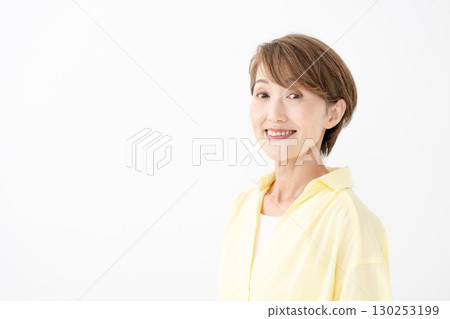 中年女性肖像風景 130253199