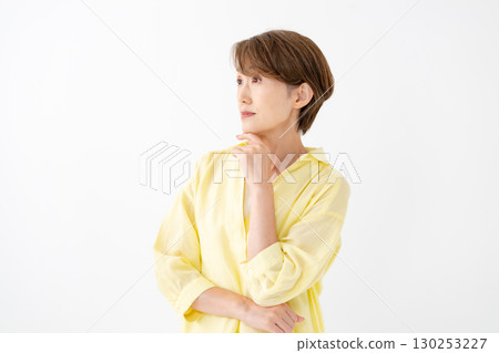 擔心的中年婦女肖像 130253227