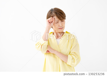 擔心的中年婦女肖像 130253236