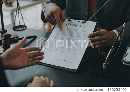Lawyer explained to the client about the law that must be brought against the court case. 130253491
