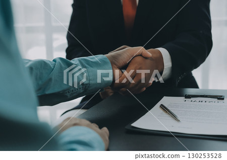 Lawyer explained to the client about the law that must be brought against the court case. 130253528