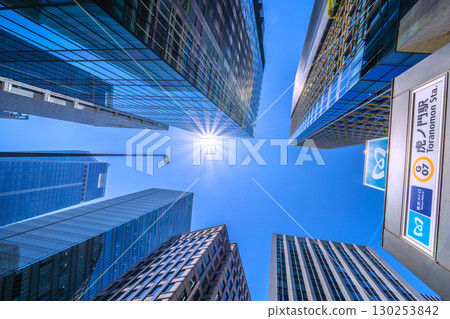 八月的東京城市景觀。虎之門之丘站塔(虎之門之丘站)和虎之門站的景色。 (8月15日) 八月的東京城市景觀。虎之門之丘站塔(虎之門之丘站)和虎之門站的景色。 (8月15日) 130253842