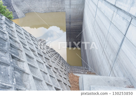 A view of Iwadozawa Dam when it is dry 130253850