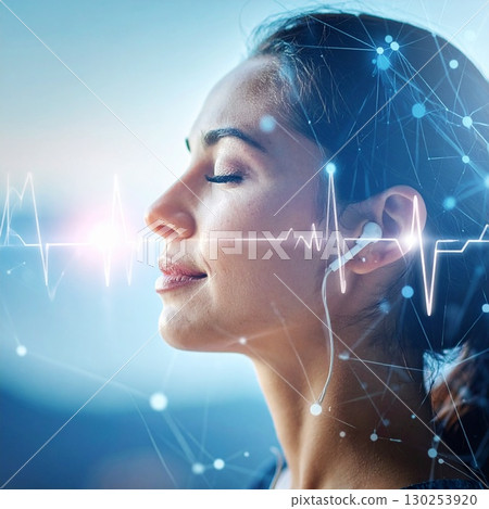 一位戴著耳機聽音樂放鬆的女性的側面像 130253920