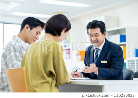 一位顧問向一對中年夫婦講解 130256022