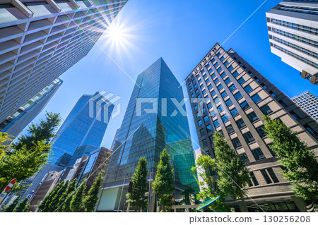 日本東京城市景觀，俯瞰虎之門金刀比羅塔和金刀比羅神社。 （虎之門之丘站位於螢幕左側） 130256208