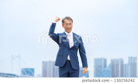 商人、建築物、拳頭泵 130256242