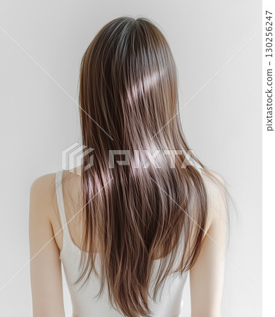 一位長著美麗長髮的年輕女子的背影 130256247