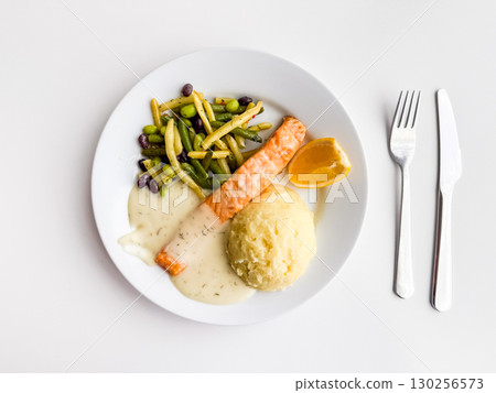 Plate with salmon, mashed potatoes and vegetables. Healthy eating, balanced nutrition and traditional lunch option. 130256573