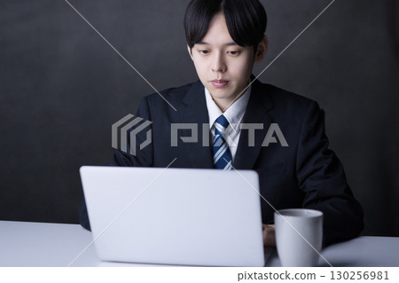 在電腦上工作的年輕商人 130256981