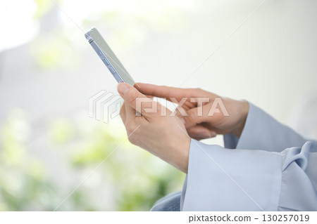 操作智能手機的中年婦女的手 操作智能手機的中年婦女的手 130257019