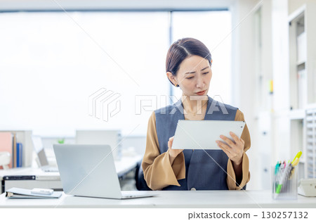 操縱片劑的女商人 130257132