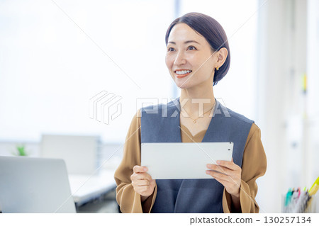 Business woman manipulating tablet Business woman manipulating tablet 130257134