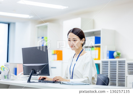 在辦公室工作的女商人 130257135