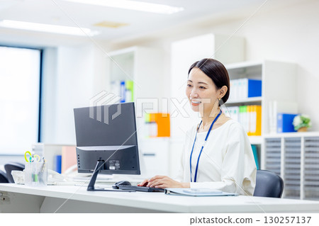 在辦公室工作的女商人 130257137