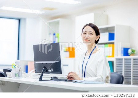 Business woman working in the office 130257138