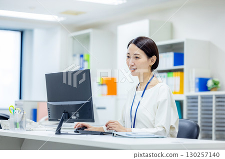 在辦公室工作的女商人 130257140