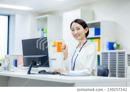 在辦公室工作的女商人 130257142