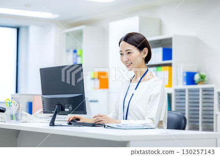 在辦公室工作的女商人 130257143