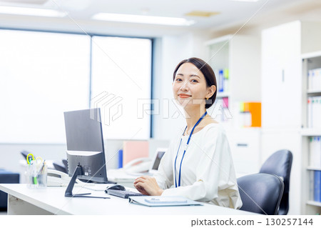 Business woman working in the office Business woman working in the office 130257144