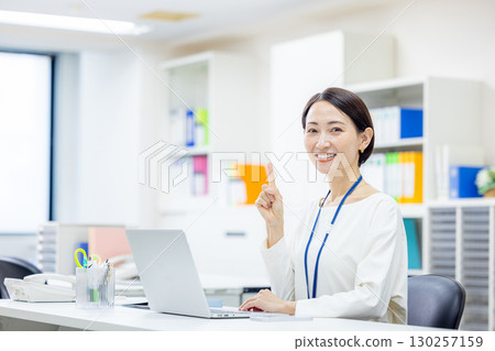 辦公室職員,女性,辦公室 130257159