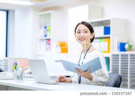 Business woman with laptop 130257167